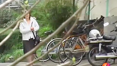 Lady in a hurry feels ready for no panties sharking | watch  HD spy camera porn movie for free